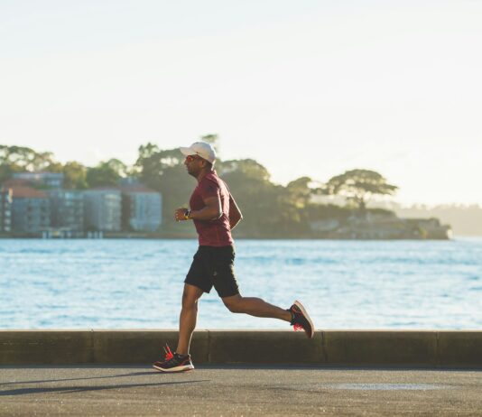 부상이라는 그림자: 족저근막염과 무릎 통증 정면 돌파! man running near sea during daytime