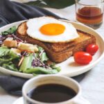 일상 속 건강한 식단, 트렌드와 함께 더 쉽고 즐겁게 burger with egg and lettuce on white ceramic plate