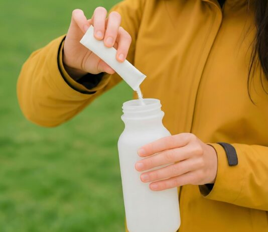 ‘똑똑하게 채우는 영양, 일상 속 나만의 맞춤 보충제 루틴’ Person pouring powder into a water bottle