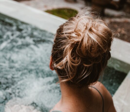 일상에 스며드는 웰니스 문화, 나만의 작은 루틴 만들기 woman in hot tub