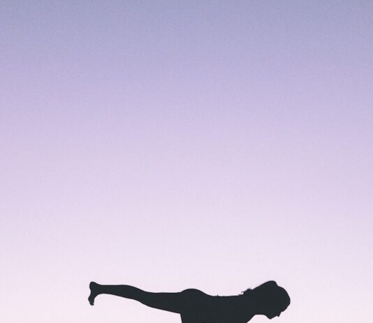 요가 명상의 기초: “잡생각이 너무 많아요,” 초보자도 쉽게 시작하는 마인드풀니스 요가 silhouette photography of woman standing on right foot