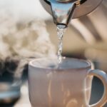 더 건강하게 일상 보내기, ‘마이크로 루틴’이 인기…실생활 적용법은? a glass pouring water into a cup