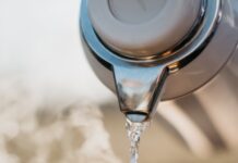 더 건강하게 일상 보내기, ‘마이크로 루틴’이 인기…실생활 적용법은? a glass pouring water into a cup