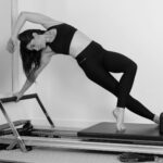 웨이트와 필라테스의 결합: ‘필라테이트’의 시대, 헬스인이 필라테스를 병행해야 하는 이유 woman in black sports bra and black leggings doing yoga