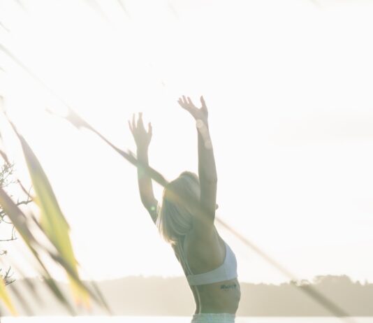 몸과 마음을 챙기는 ‘웰니스 문화’, 우리의 일상 속으로 woman standing near body of water