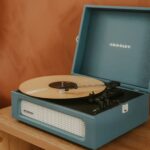 몸과 마음을 돌보는 일상, 정신건강을 지키는 새로운 생활 루틴 A blue record player with a record on it.