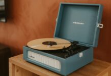 몸과 마음을 돌보는 일상, 정신건강을 지키는 새로운 생활 루틴 A blue record player with a record on it.