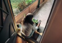 만성피로, 내 생활을 바꾸는 작은 루틴이 답이다 Woman sitting on balcony with smartphone