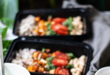 내 몸에 맞는 식단, 일상 속에서 실천하는 건강한 선택법 a couple trays of food
