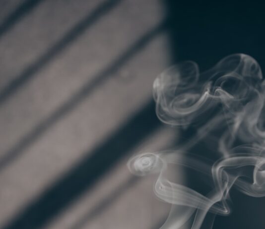 일상 속 대체요법, 건강을 더하다… 무리하지 않고 실천하는 생활 루틴 제안 white smoke on brown wooden table