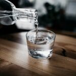 바쁜 현대인을 위한 ‘마이크로 운동’, 실생활 속 건강 챙기기 열풍 person holding bottle pouring water on drinking glass