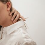 장시간 컴퓨터·스마트폰 사용, 거북목·일자목 교정 위한 쉽고 효과적인 스트레칭과 생활 습관 안내 woman in white dress shirt