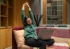 하루 10분, 똑똑하게 몸을 깨우는 ‘마이크로 운동’ 열풍 a woman sitting on a couch using a laptop